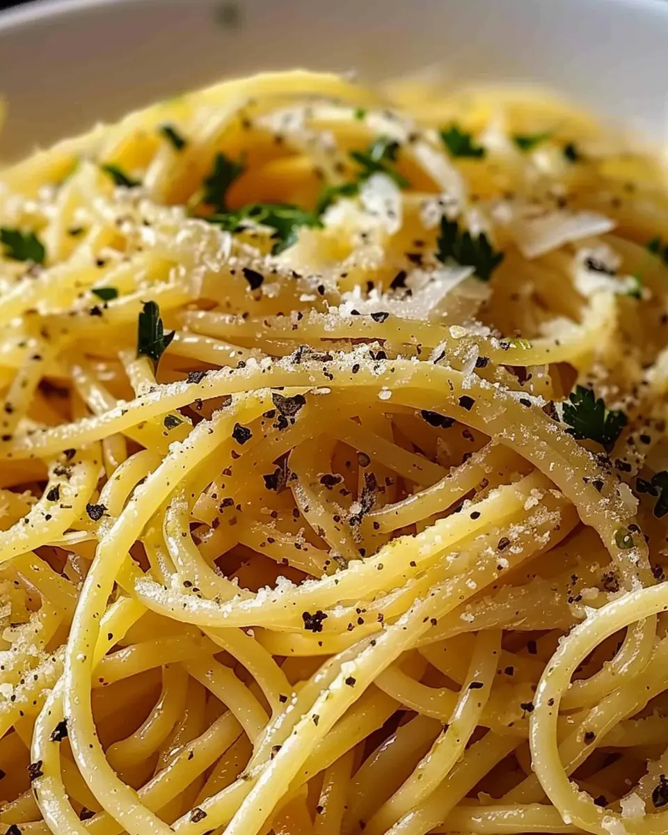 Classic Spaghetti Aglio e Olio: Easy and Indulgent Home Cooking